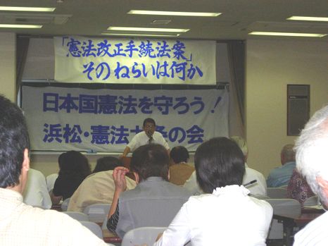 講演する塩沢弁護士